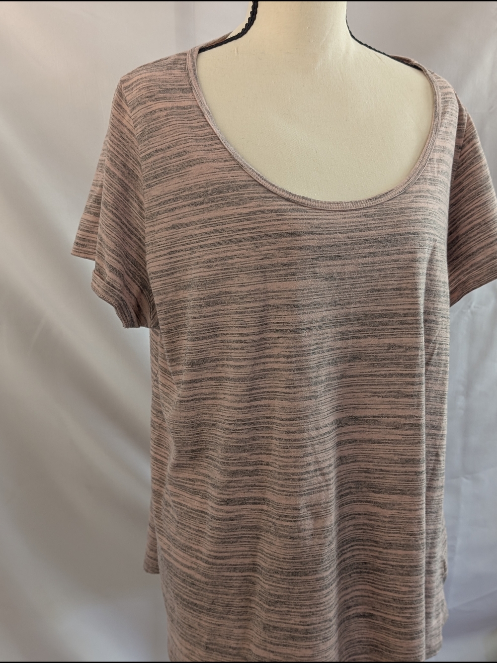 Lularoe Classic Tee Relaxed Scoop Neck Short Sleeve Tee in Blush Heather Size 1X - Picture 4 of 13